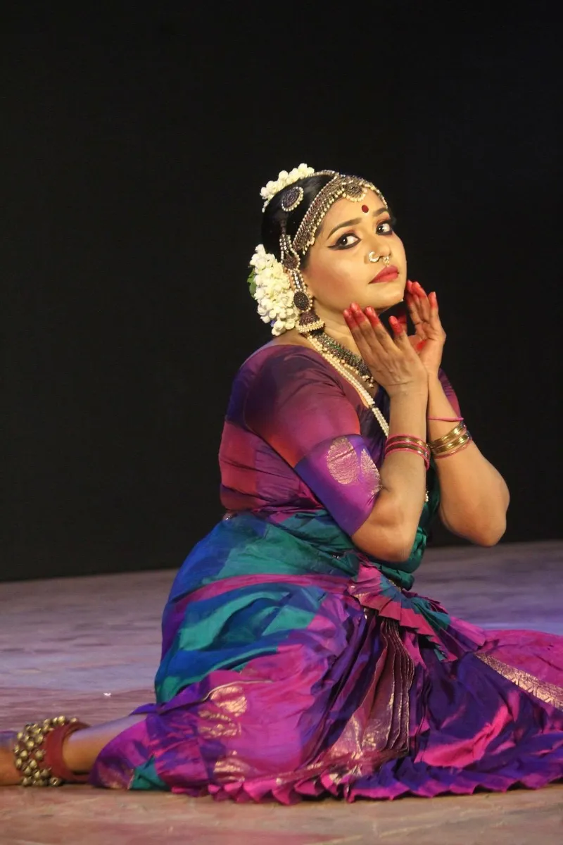 Shruthie Jayan Kalakshetra in abhinaya, hands framing her face